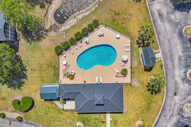 Building Photo - Beautifully renovated condo offering 3 Bed...