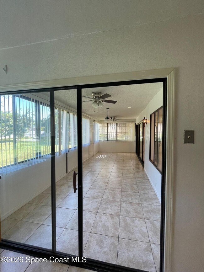 Building Photo - 997 Mariposa Dr NE