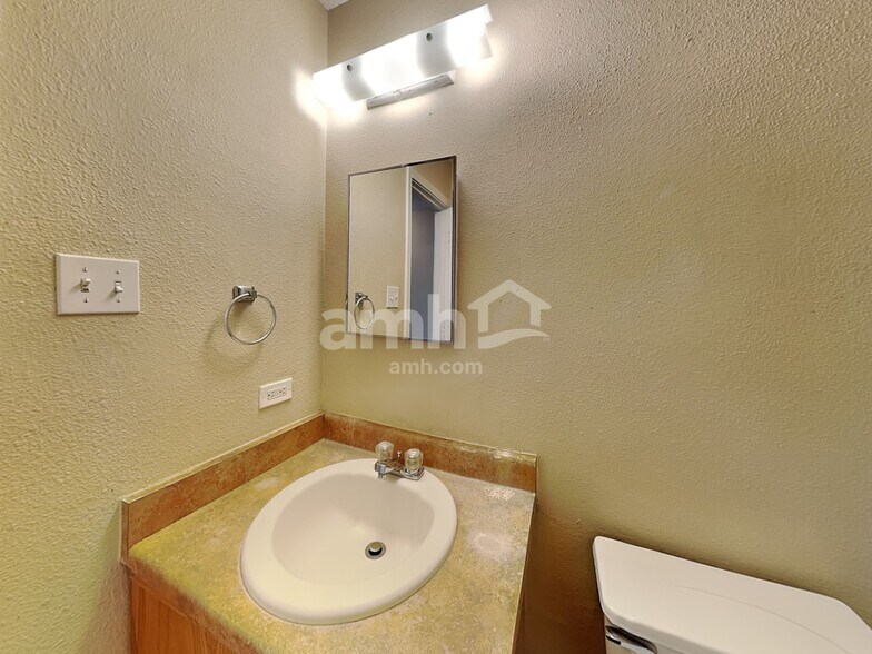 Building Photo - 11011 Victors Hl