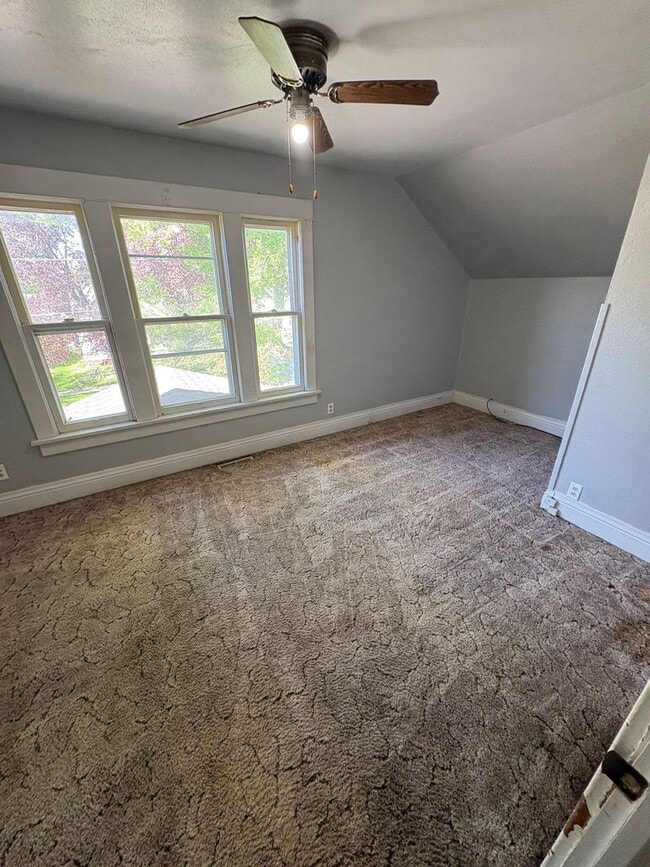 Building Photo - 2 bedroom 1 bathroom apartment