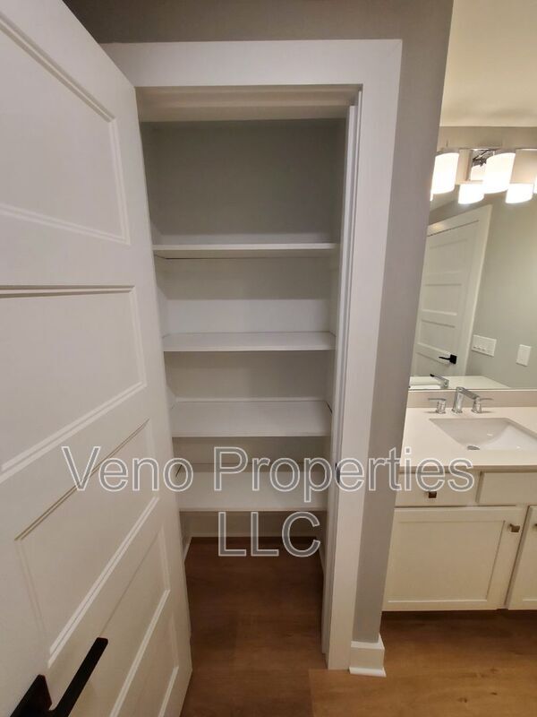 Building Photo - 154 Elm St