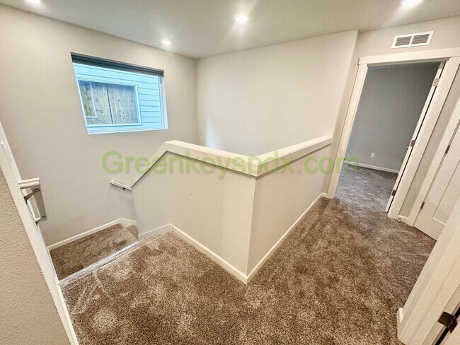 Building Photo - Amazing 2,306-square-foot house in Wood Village