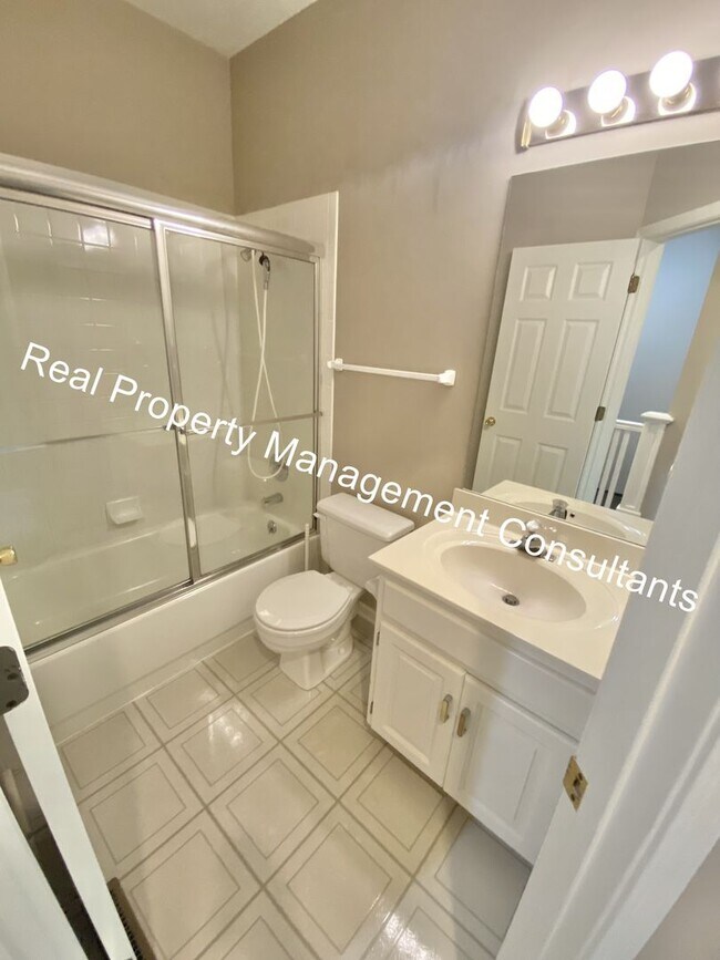 Building Photo - $1000 Move In Incentive on Lake Winnebago 3 Bedroom Home