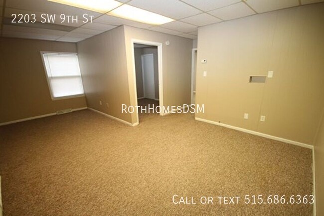 Building Photo - 2-3 Bedroom Duplex Main Floor of Up/ Down ...