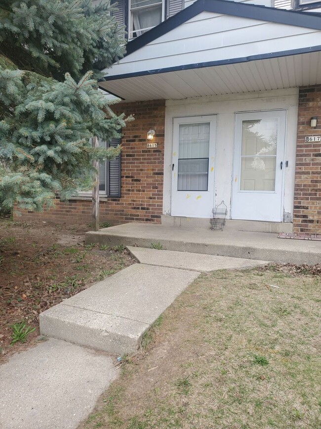 Primary Photo - 8615-8617 N 106th St. (Townhouse)