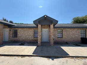 Building Photo - "Charming 2-Bed Hideaway with Modern Comforts in Edinburg – 840 Sq Ft of Cozy Living!"