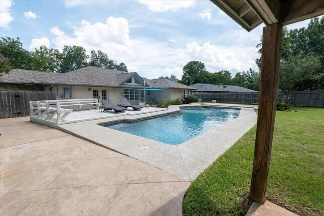 Building Photo - 300 Las Plumas Dr