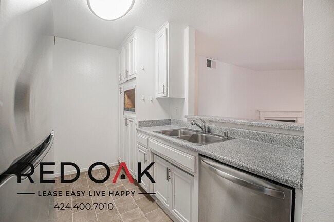 Building Photo - 13444 Moorpark St