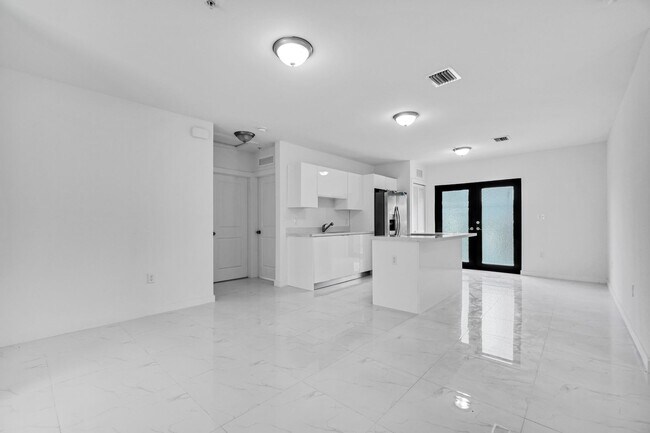 Building Photo - Goulds 4 Bed Triplex