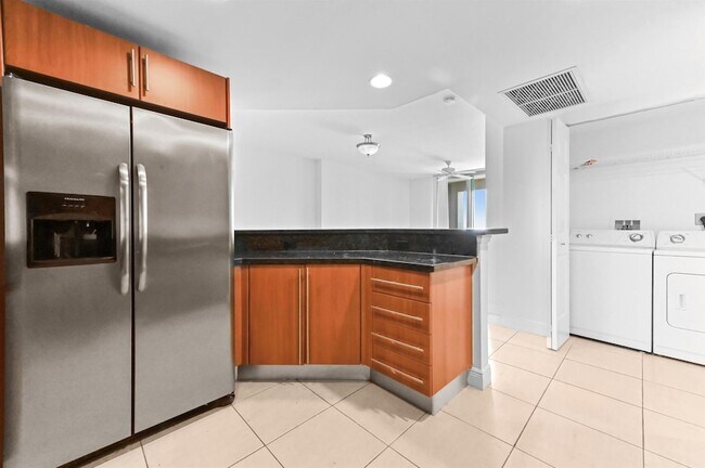 Building Photo - 610 Clematis St