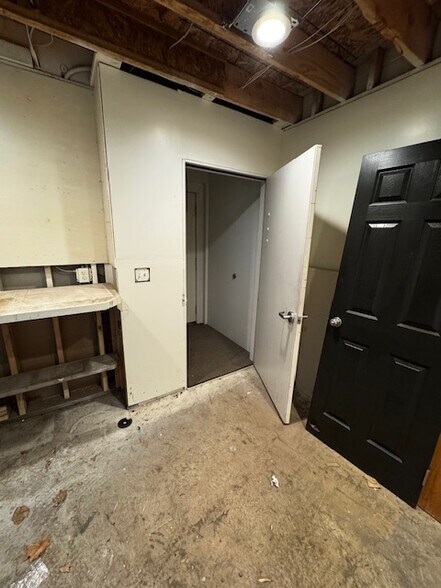 Building Photo - 410 S Grand Ave