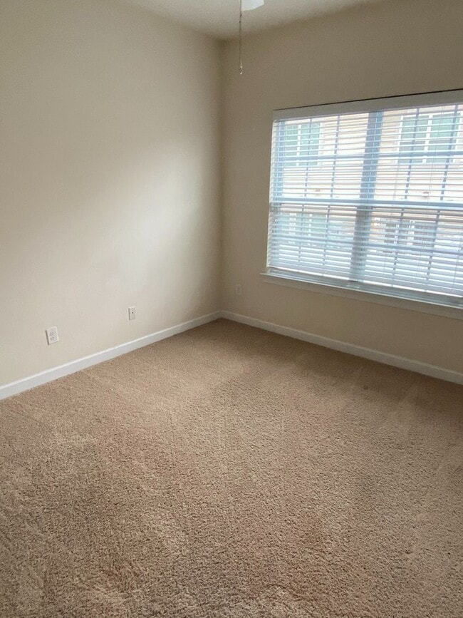 Building Photo - GORGEOUS 3 BR Townhome in the Heart of Bal...