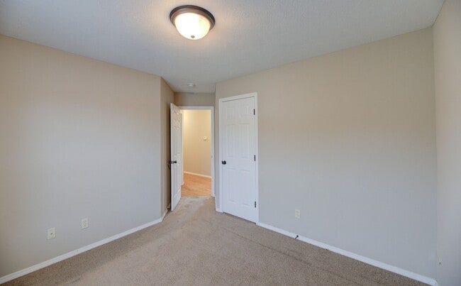 Building Photo - 3 bedroom home conveniently located on the east side of Republic