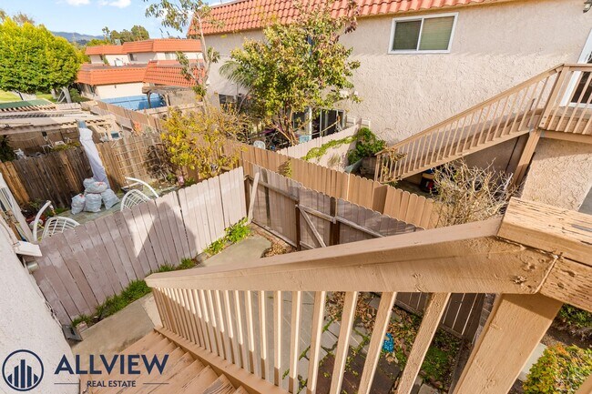 Building Photo - Renovated 2 Bedroom, 1 Bathroom Available ...