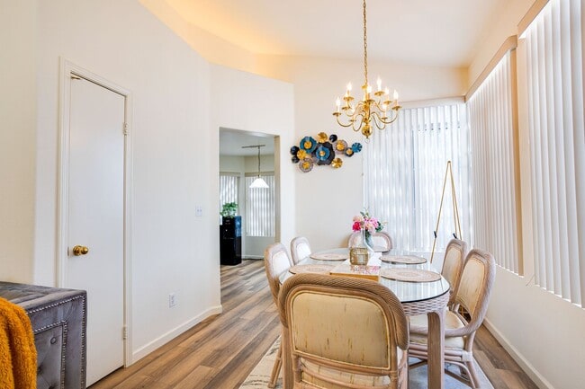 Building Photo - Gorgeous Single story home - walking dista...