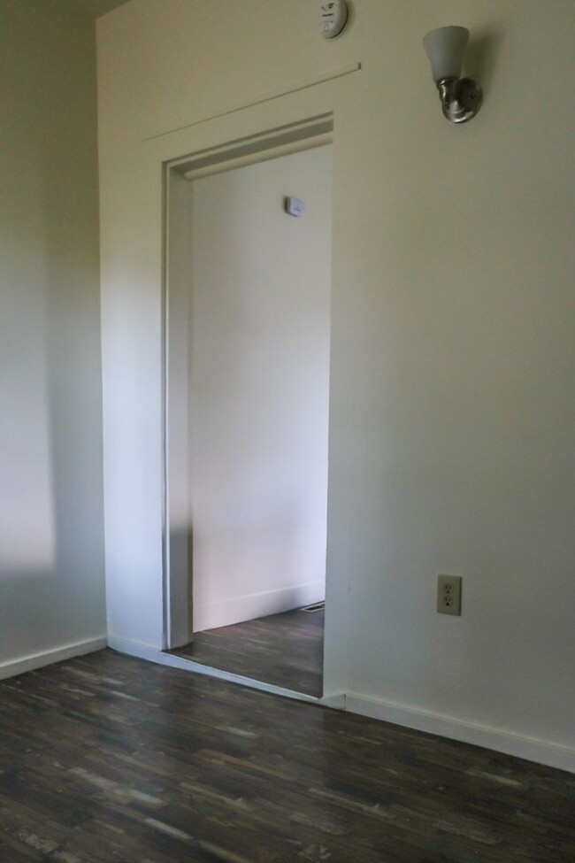 Building Photo - 815 Davis Terrace