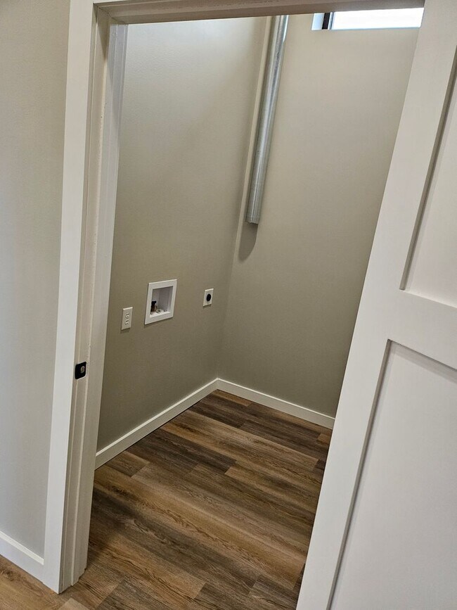 Building Photo - New 2 bed apartment