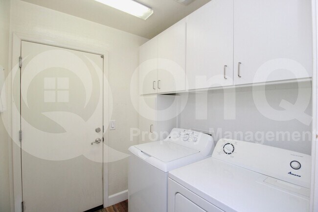 Building Photo - 2009 E Lindrick Dr
