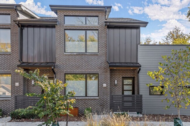 Building Photo - 707 SE A St