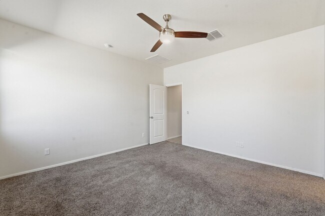 Building Photo - Stylish 3BR Home with Granite Counters + Community Parks & Splash Pads