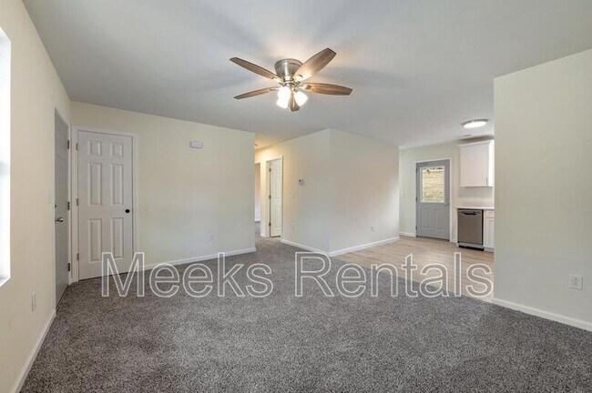 Building Photo - 11 Cottage Ln