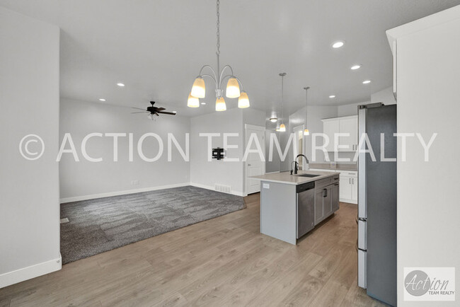 Building Photo - Mid-Row Townhome located in Bluffdale!