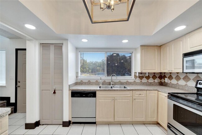 Building Photo - 6301 Newtown Cir