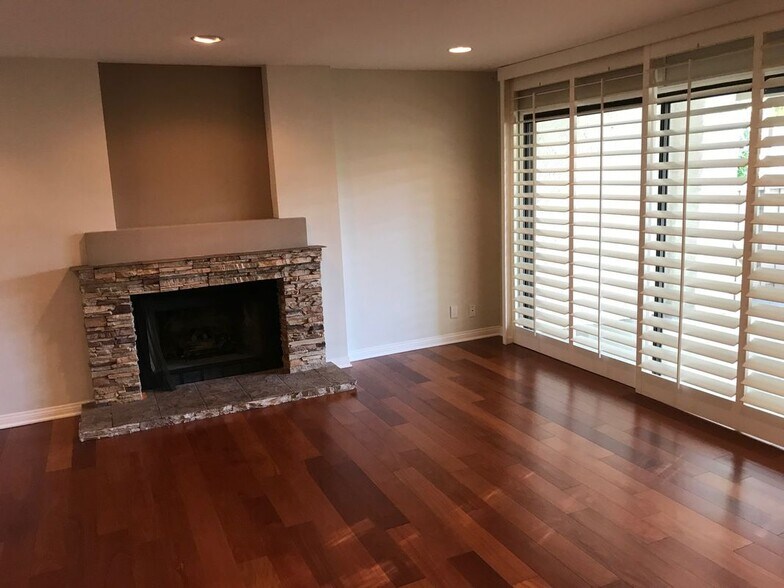 Building Photo - 637 Arroyo Oaks Dr
