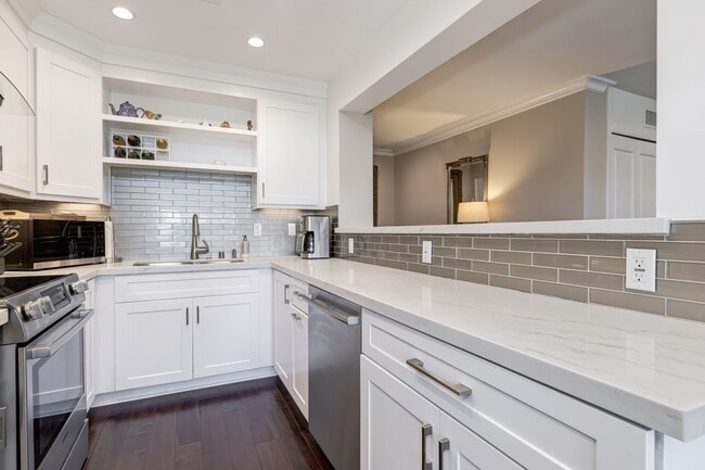 Building Photo - 11789 Montana Ave