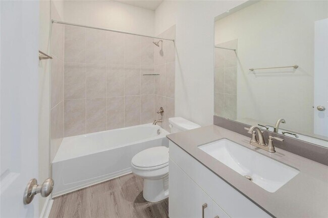Building Photo - 512 Clearlake Dr