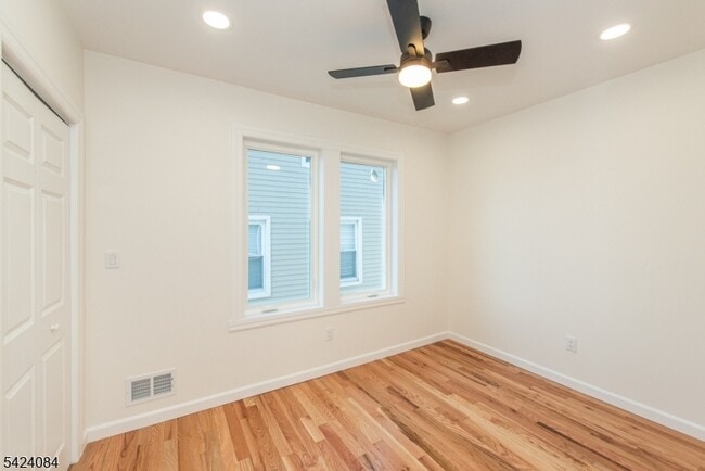 Building Photo - 39 Beekman St