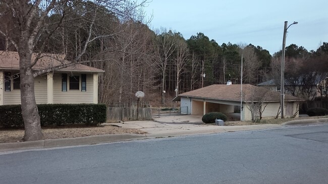 Building Photo - 717 Cara Jane Dr