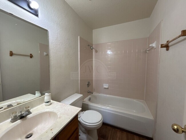 Building Photo - 1702 Benttree Dr