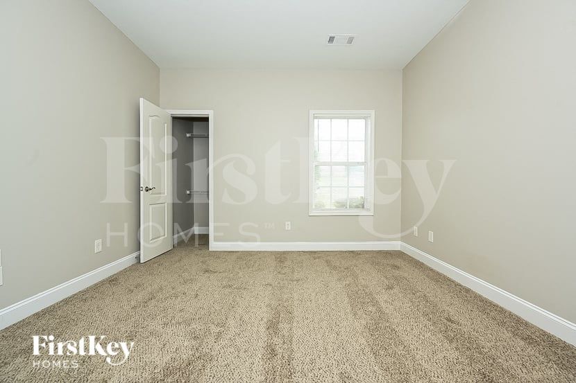 Building Photo - 489 Glouchester Dr