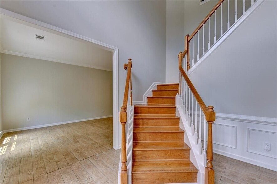 Building Photo - 2835 Crestmont Ct