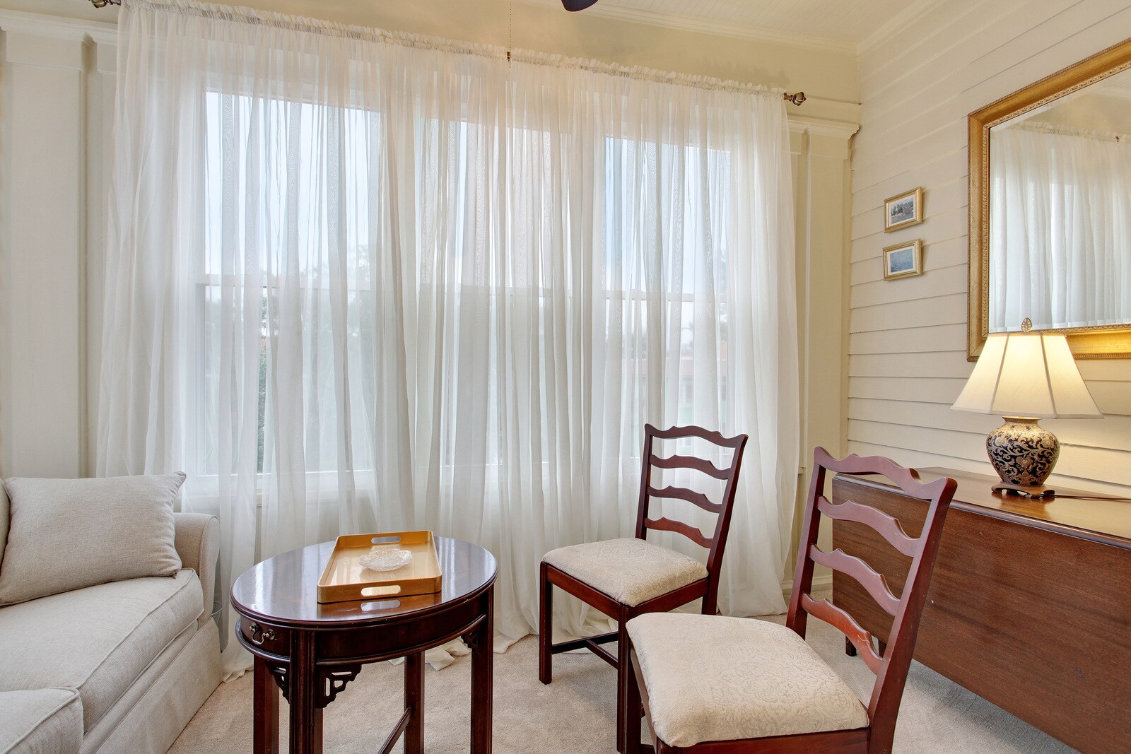Enclosed porched - 4 Fontainebleau Dr