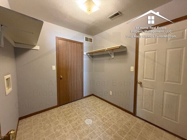 Building Photo - 427–429 Sabre Circle
