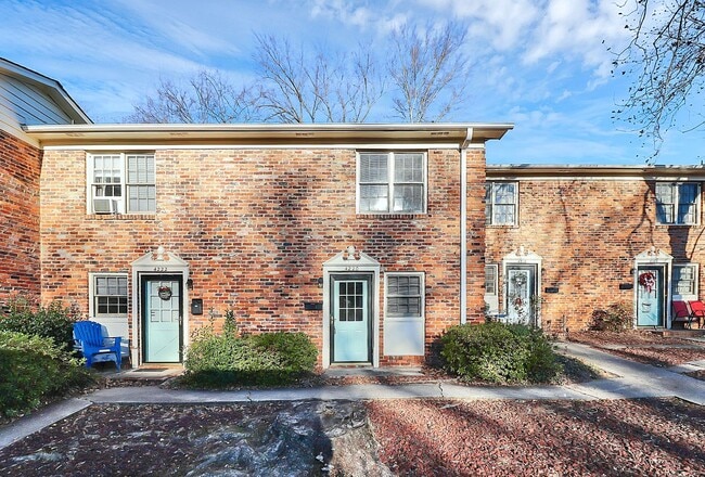 Building Photo - Lovely Two Bedroom Apartment Near Cotswold!