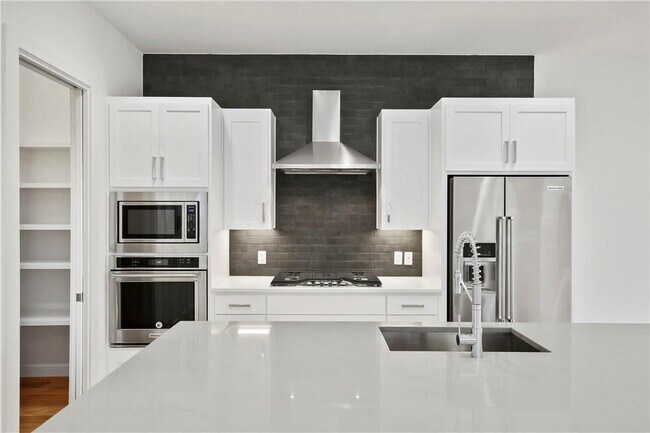 Building Photo - 2407 Douglas Ave