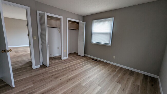 Building Photo - Updated Urbana Apartment with Balcony & Covered Parking
