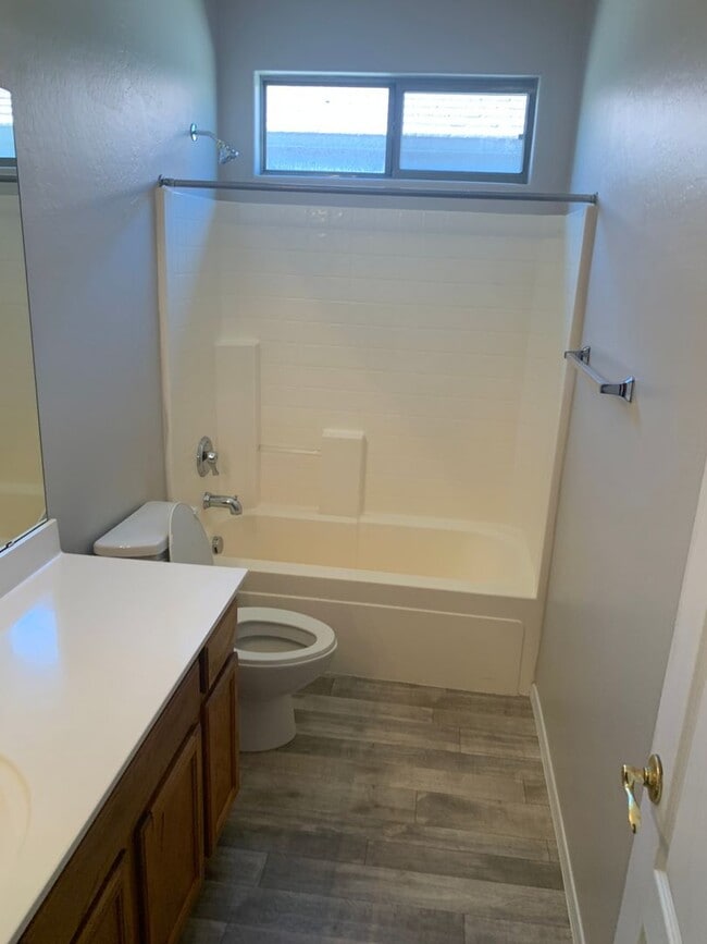 Building Photo - Updated 4 bed/2 bath in Great Location