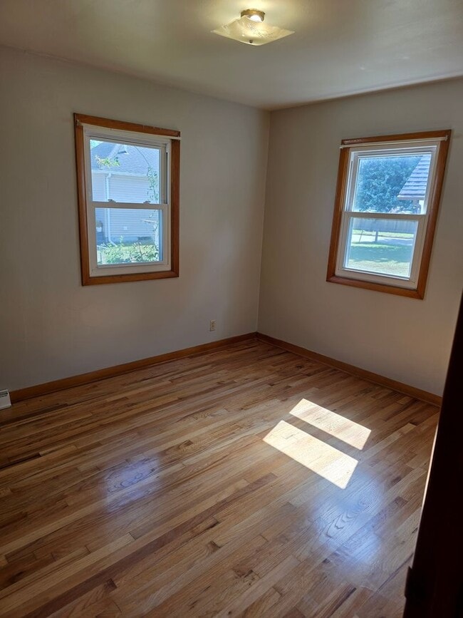 Building Photo - 1005 W Park-