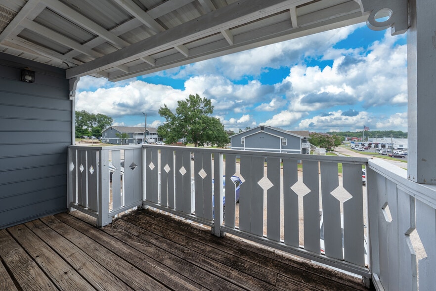 Relax on your private deck with open sky views and fresh air, professionally operated by Highlands Vista Group. - Arbours at Victoria Place