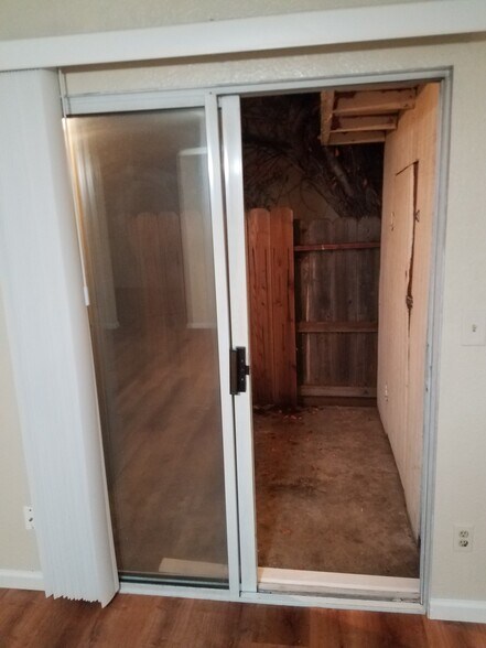 Living Room back sliding door - 118 W Beverly Pl