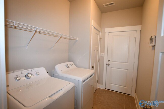 Building Photo - 702 Sluice Dr SW