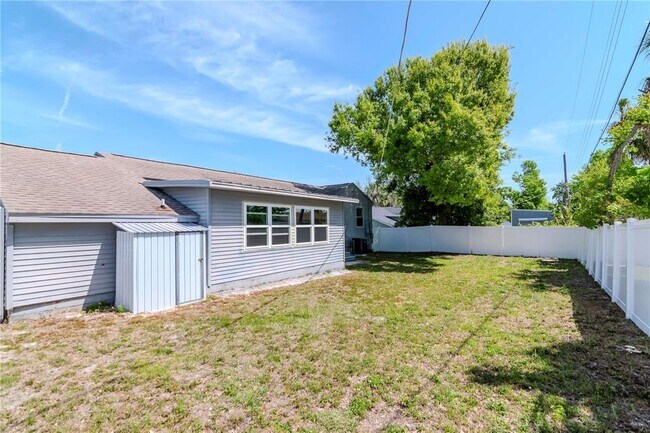 Building Photo - 1528 W River Shore Way