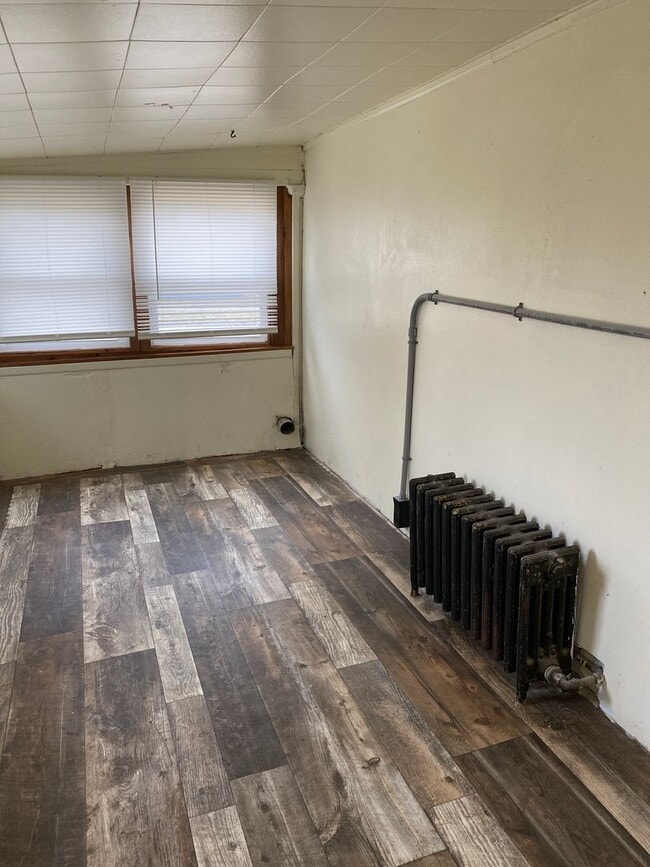 Building Photo - Updated 3 Bedroom House with 1st floor lau...