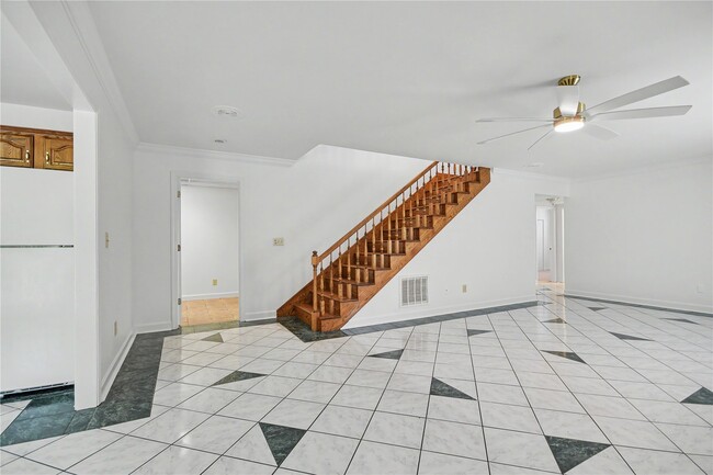 Building Photo - 102 Lexington Ln