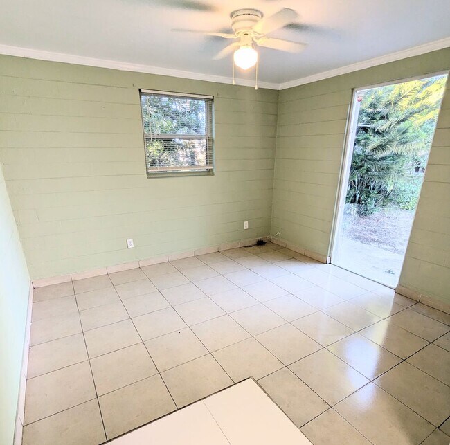 Building Photo - 3 bedroom, 1.5 bath, Garage
