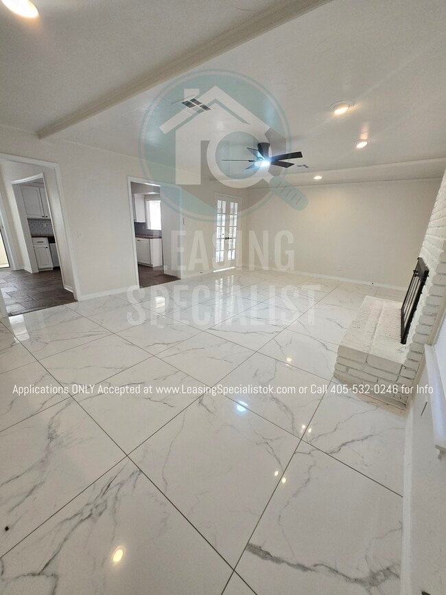 Building Photo - Spacious Village 3 Bed 2 Bath Home!